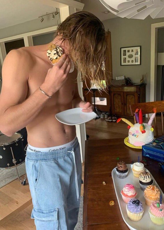 why does he have to have such attractive hands and arms