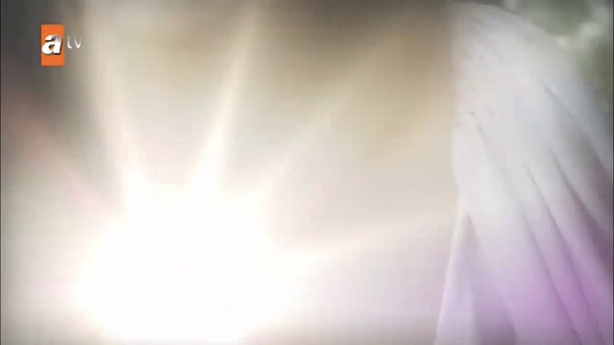 blinded by the glow of her necklace we been knew that everything she touches shines  #Hercai  #ReyMir