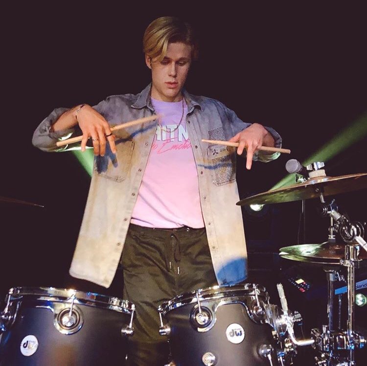 idk what it is about him holding drum sticks that is so hot