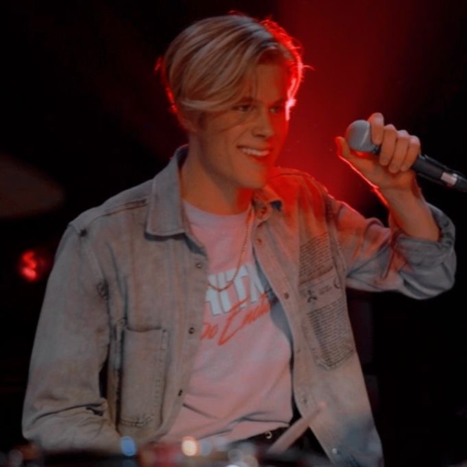 like why do i think this is so hot. HES JUST HOLDING A MICROPHONE