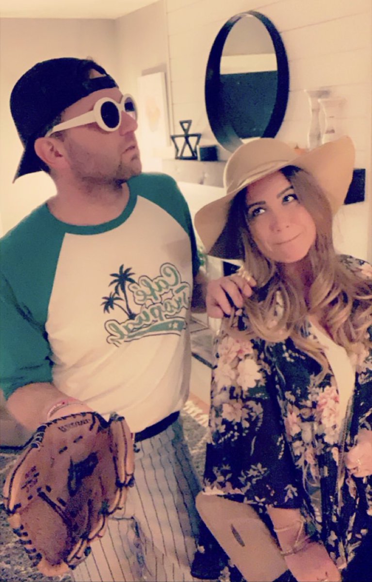 MaryKrz's tweet photo. Happy Halloween! Ew, David! #SchittsCreek #HappyHalloween @SchittsCreek @danjlevy @annefrances https://t.co/b4heywaMzK