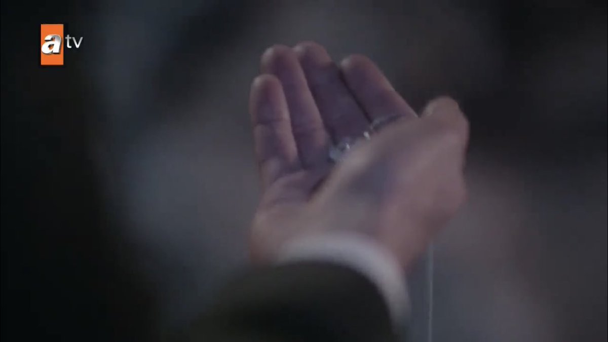 he’s literally gonna bring himself back to life to save her because he sensed she’s in danger THEIR LEVEL OF SOULMATERY IS UNMATCHED I’M FEELING A LOT RIGHT NOW  #Hercai  #ReyMir