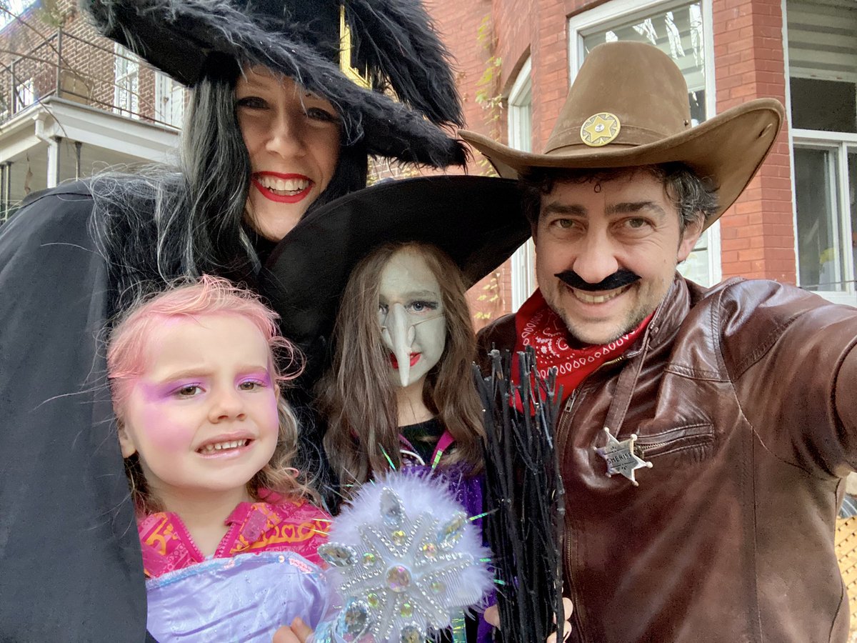 tledwell's tweet photo. Happy Halloween! A rare moment of relative freedom and great displays of creative candy delivery. What fun! https://t.co/Dn4ur1CKls