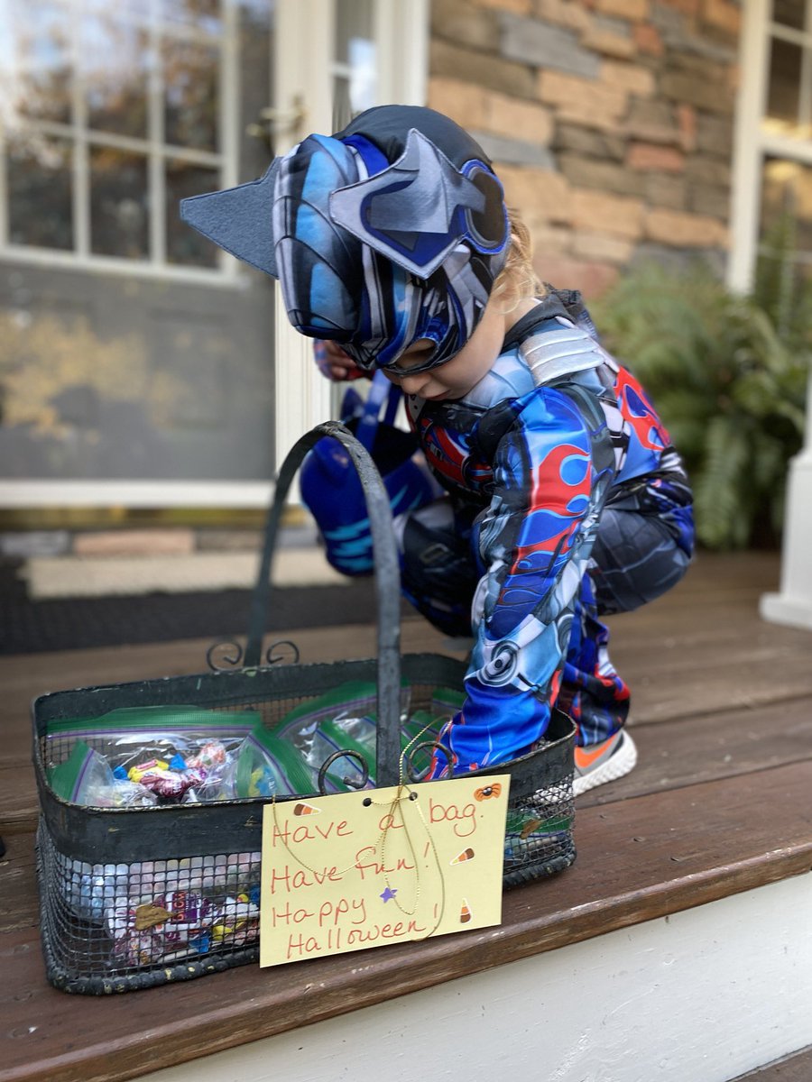 MrsFun4Life's tweet image. Happy Halloween from Optimus Prime and his parents! 👻🎃💀