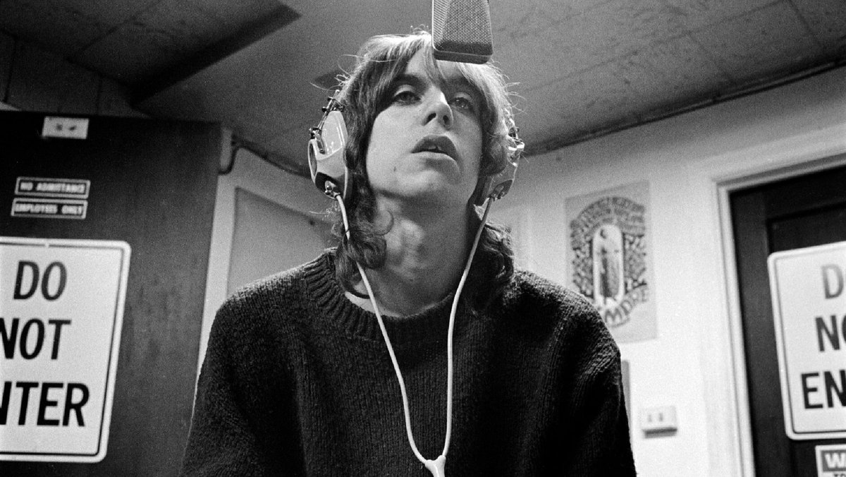 srz's tweet photo. en la #discopedia junto a @lalomirlo hablamos sobre la iguana @IggyPop luego un cover de the heptones, el dúo hispano @themarias y un artista bien 2010: @ToroyMoi #musicology @radioconvos899 https://t.co/7eT16zUeuR