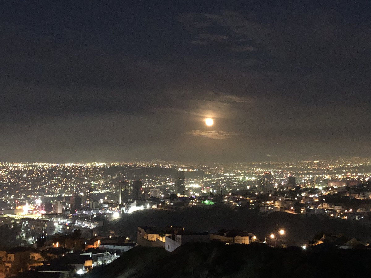 MarcoCoronaBC's tweet photo. Espectacular Luna... ustedes que opinan? https://t.co/Kmnl4FbVai