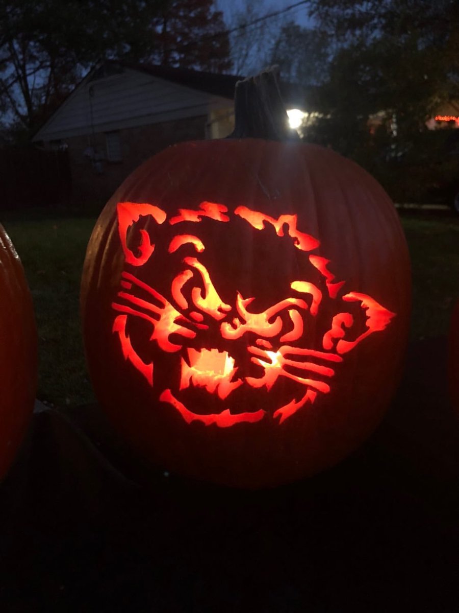 uofcincy's tweet photo. Happy Halloween, Bearcats! 🎃👻 #BearcatsPumpkin https://t.co/Z2wZwgfVNg