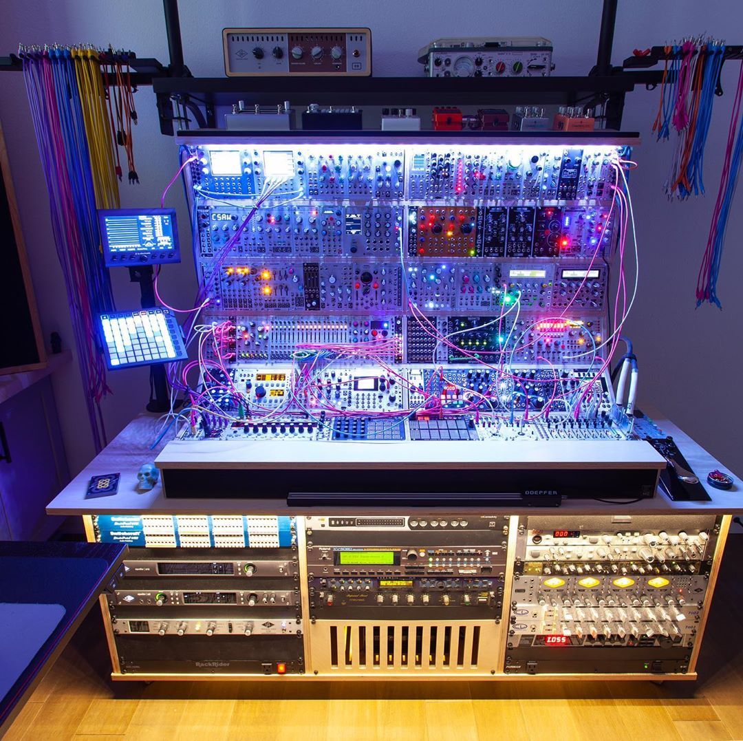 UAudio's tweet photo. Time may move differently here...🤯

📸 @_nohumans 

#UniversalAudio #StudioSaturday #OXBOX #OXamptopbox #UniversalAudioOX #ApolloX #Apollox8 #Apollox16 #SynthStudio #Synthesizers #ModularGear #EuroRack #SynthPorn #GearPorn #StudioPorn #ModularSynth https://t.co/0mKYuF0pFr