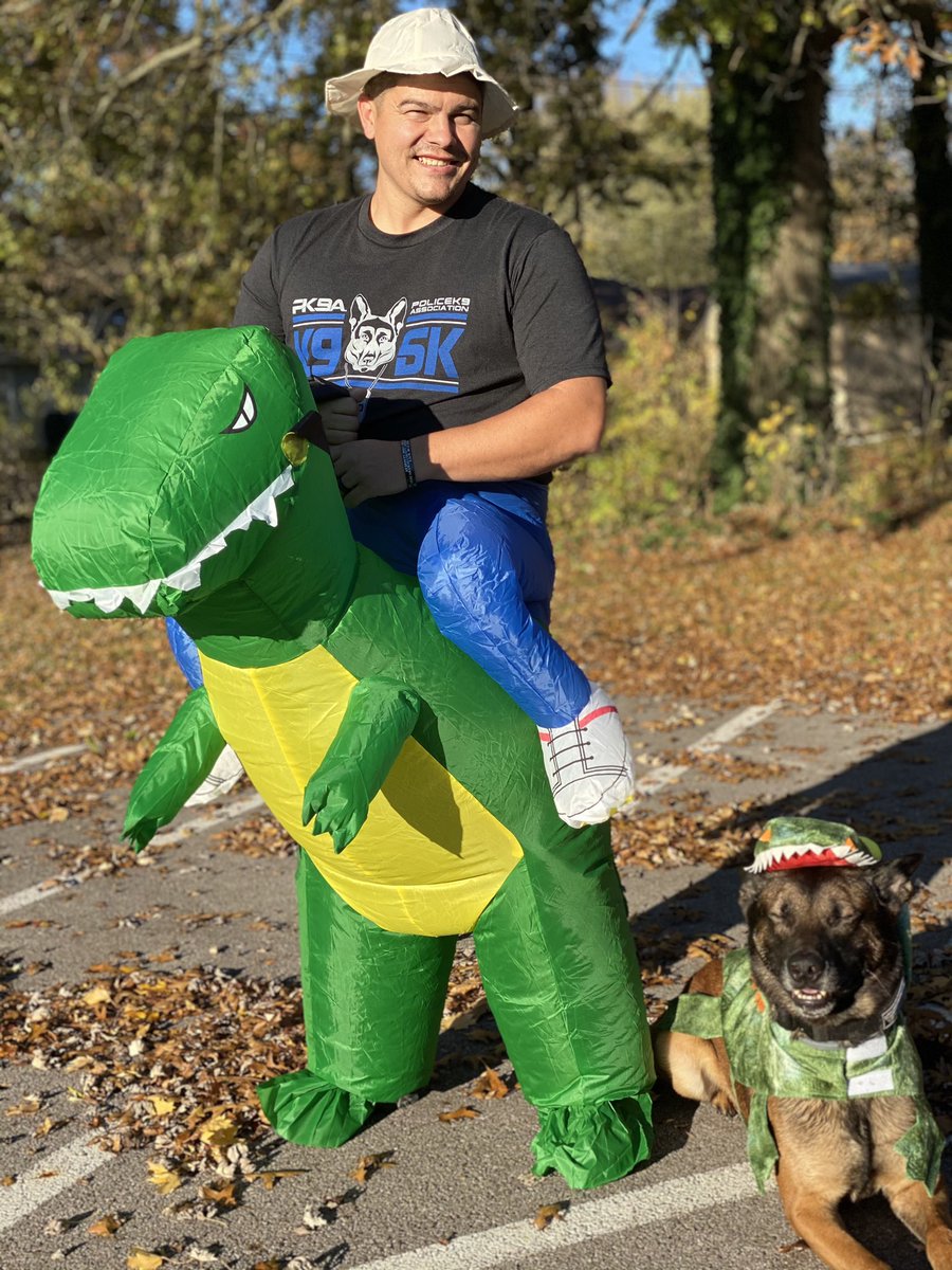 K9Simon1's tweet photo. Happy Halloween!! Me and Simon are at our spot passing out candy! #policek9association #pk9a #sck9trained #k9 #policek9 #worthlesshandler #k9oftheday #simonsays #wewonhalloween https://t.co/tjwDSMKSb3