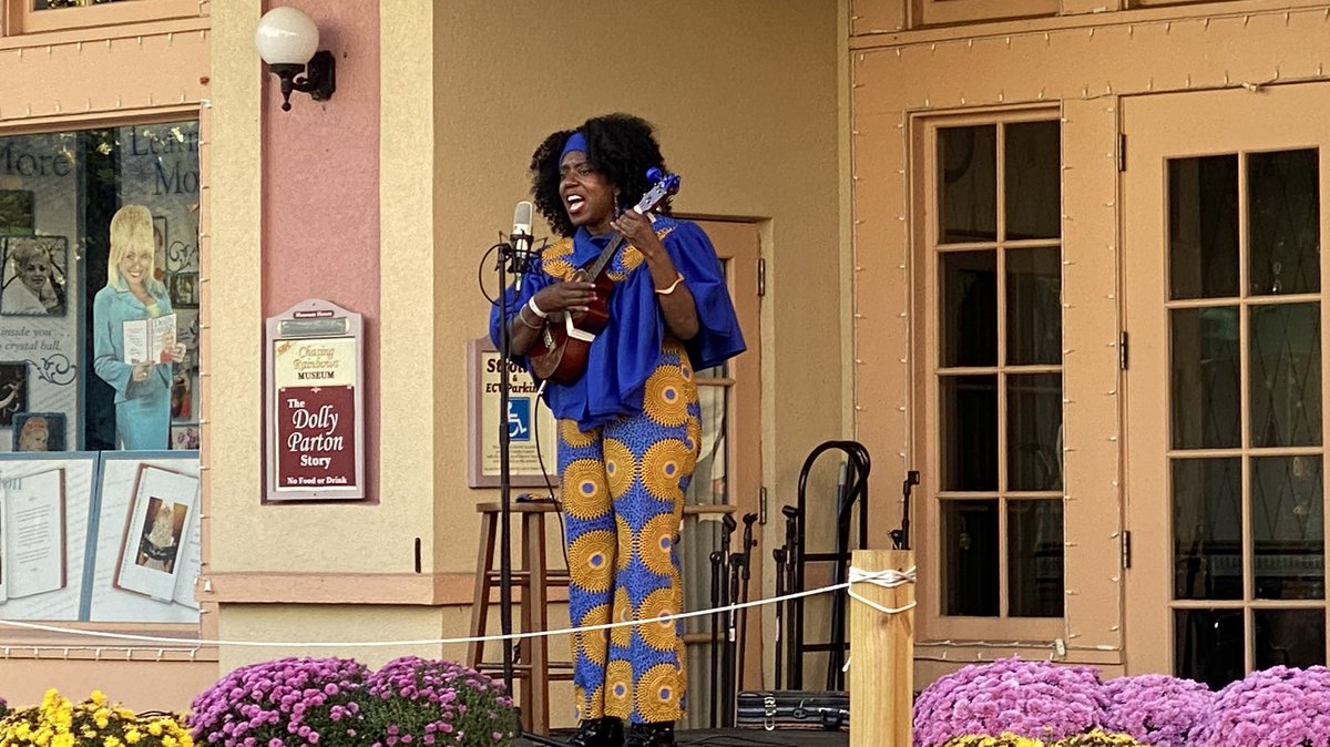 DollywoodP's tweet photo. In East Tennessee, and you hear that Kelle Jolly is going to be at @Dollywood, you (like I did) may think you know this name already. But you might not, since this is @kellewele, a ukulele playing singer! Thanks for a great show and the interesting stories! https://t.co/ffXzY9amz3