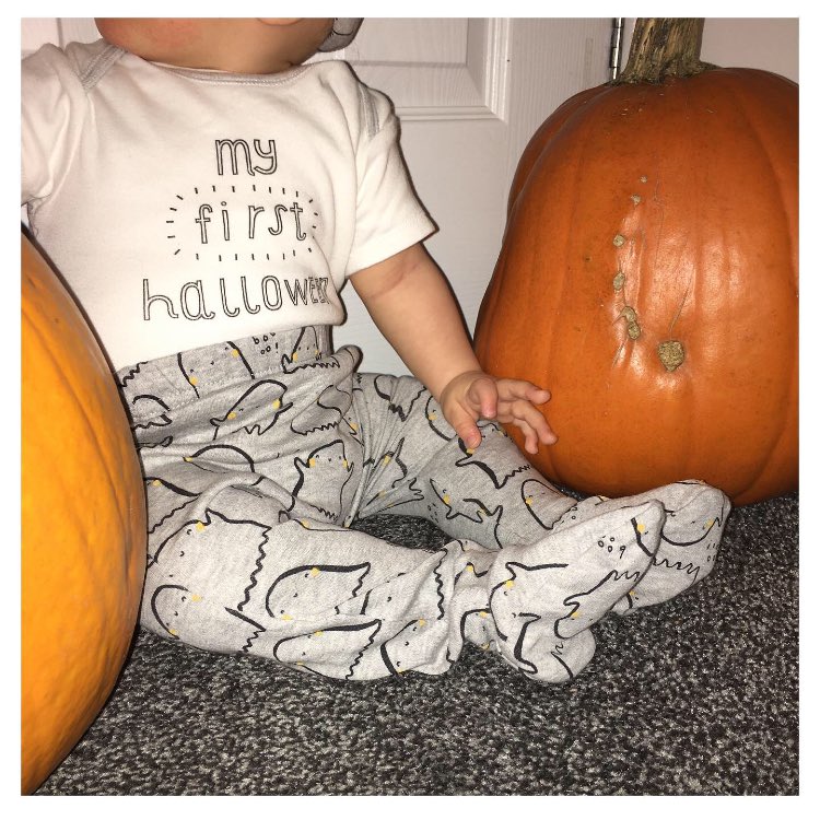 Chloejadeburkey's tweet photo. 🎃 𝙵 𝙸 𝚁 𝚂 𝚃 • 𝙷 𝙰 𝙻 𝙻 𝙾 𝚆 𝙴 𝙴 𝙽 🎃
𝙼𝚢 𝚏𝚊𝚟𝚘𝚞𝚛𝚒𝚝𝚎 𝚝𝚒𝚖𝚎 𝚘𝚏 𝚢𝚎𝚊𝚛 𝚜𝚑𝚊𝚛𝚎𝚍 𝚠𝚒𝚝𝚑 𝚖𝚢 𝚕𝚒𝚝𝚝𝚕𝚎 𝚙𝚛𝚒𝚗𝚌𝚎𝚜𝚜 𝚏𝚘𝚛 𝚝𝚑𝚎 𝚏𝚒𝚛𝚜𝚝 𝚝𝚒𝚖𝚎.. 𝚜𝚑𝚎 𝚒𝚜 𝚊𝚋𝚜𝚘𝚕𝚞𝚝𝚎𝚕𝚢 𝚏𝚊𝚜𝚌𝚒𝚗𝚊𝚝𝚎𝚍 𝚋𝚢 𝚝𝚑𝚎 𝚙𝚞𝚖𝚙𝚔𝚒𝚗𝚜 https://t.co/S5dH6Aw5jb