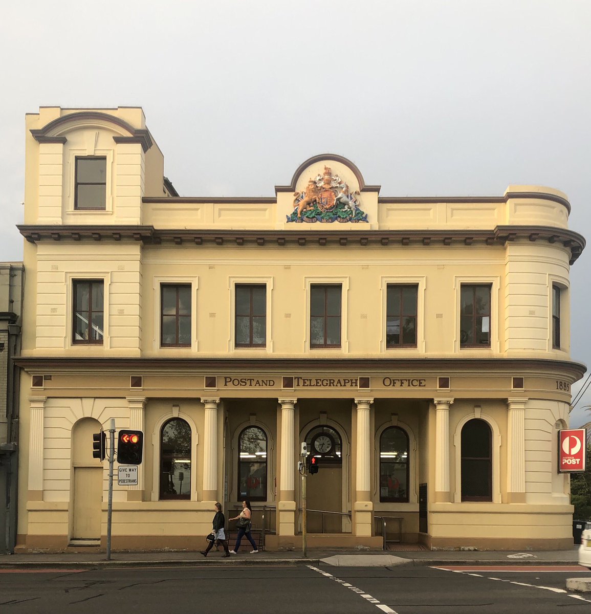 HillThalisAUP's tweet photo. Paddington Post Office on Oxford St, part of distinguished civic group on the hill; #paddingtontownhall, #reservoirgardens & #juniperhall.
Designed by that prolific #nswcolonialarchitect #jamesbarnet in 1885, who also designed Sydney’s GPO & so many fine works of #publicsydney https://t.co/O3kOMcHc3V