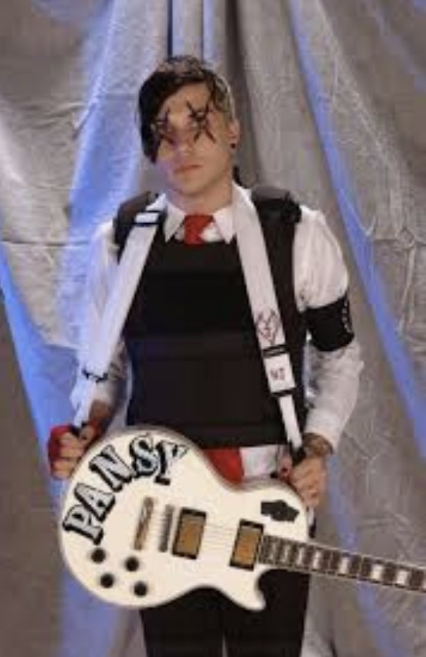 Also, HAPPY BIRTHDAY FRANK IERO I LOVE YOU ( 