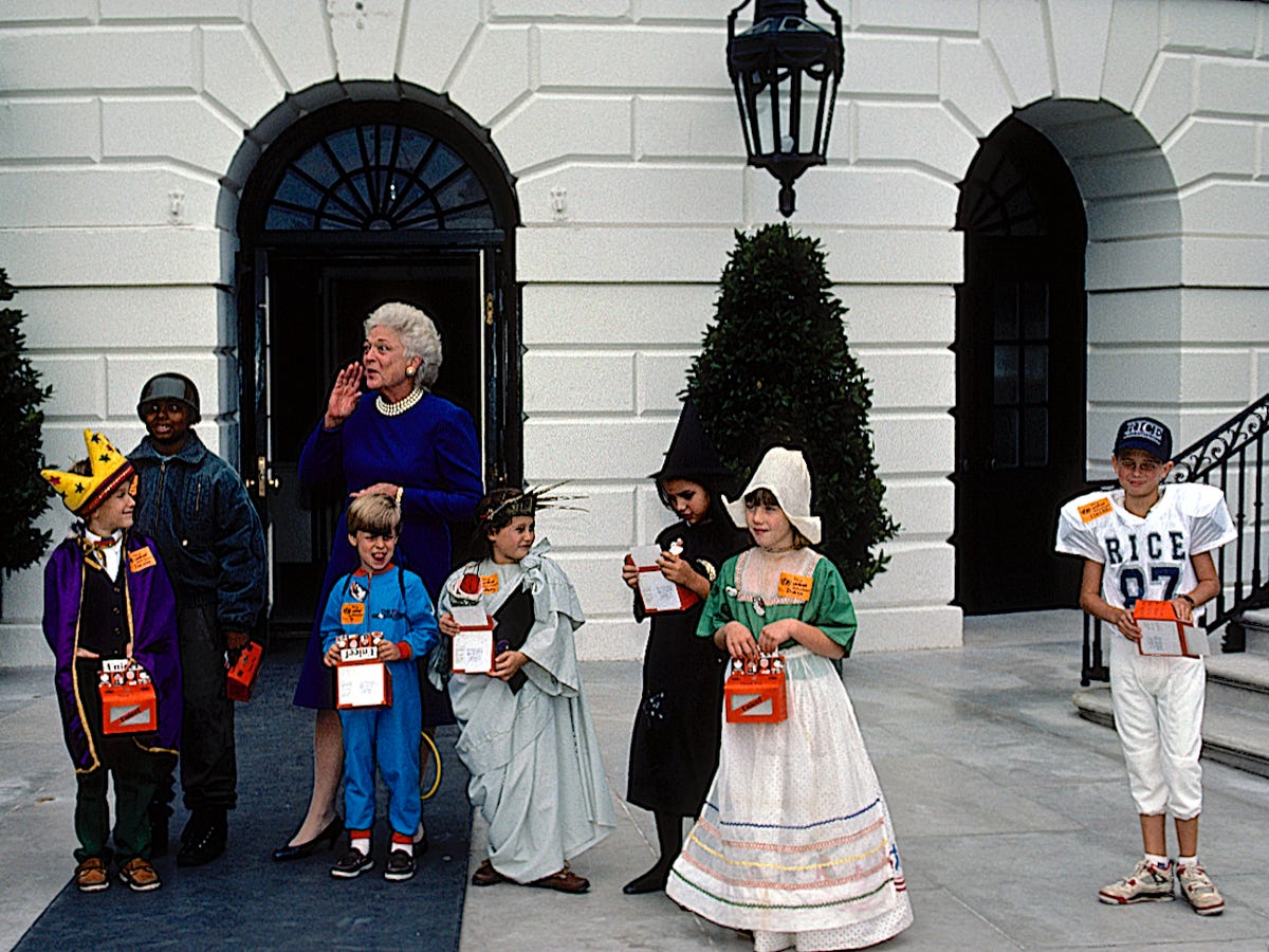 /5 #Halloween   1989: The Bushes host a party for 600 on South Lawn