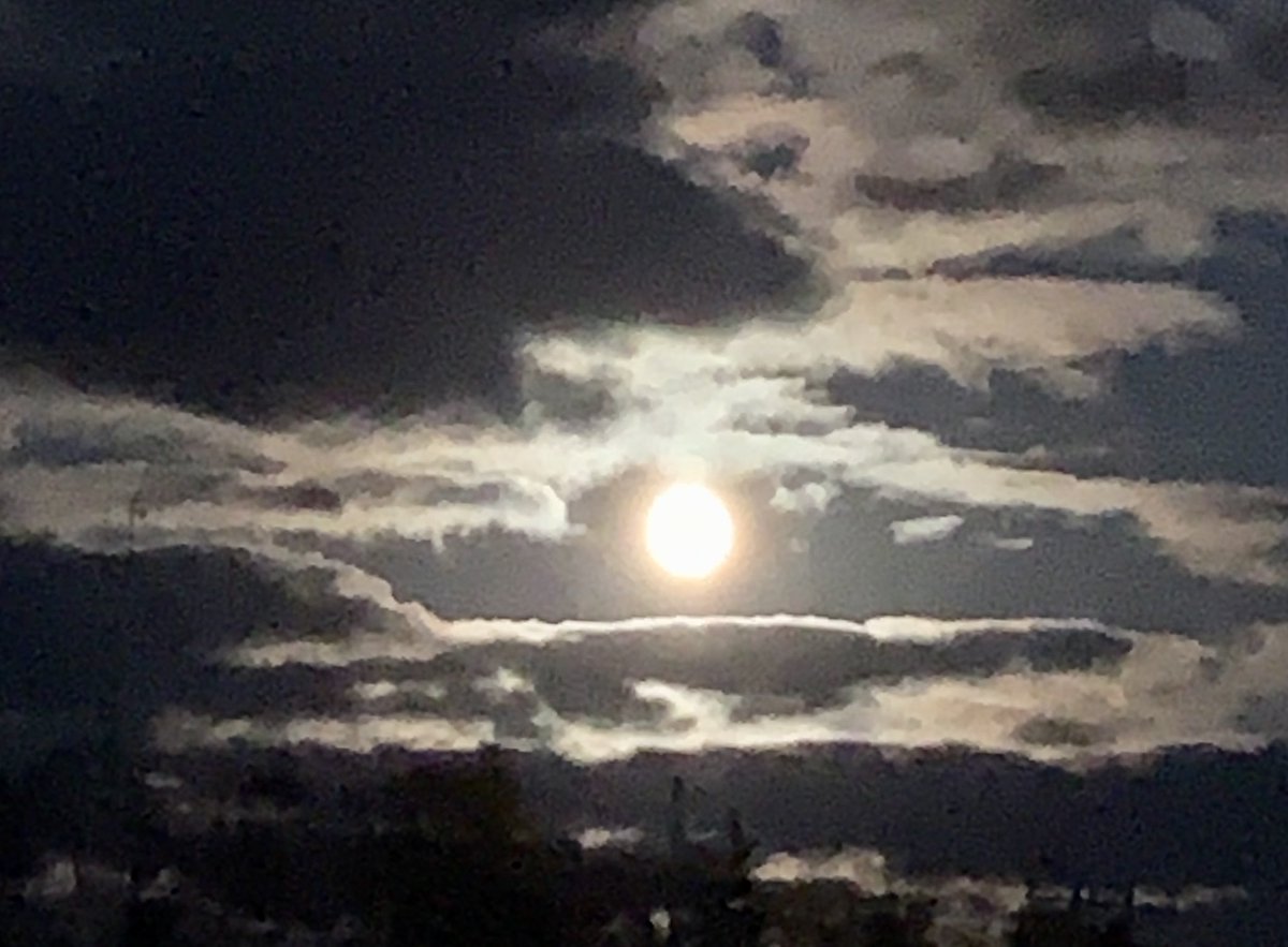 turr1959's tweet photo. The night starts and the evening ends. #Bluemoon. #Clocksfallback #Halloween2020 https://t.co/0Hnceriis7