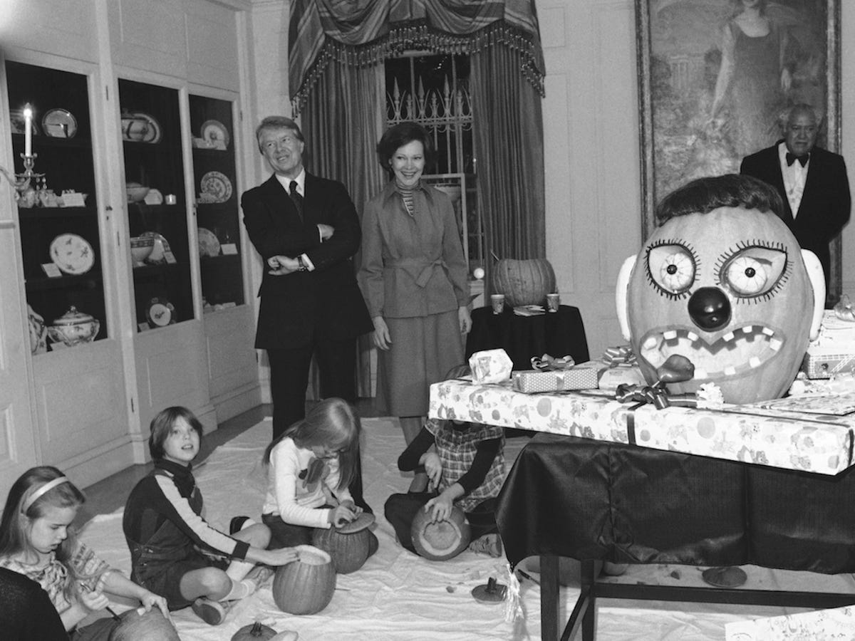 3/ #Halloween  , 1977: Amy Carter in the China room (on her 10th birthday)