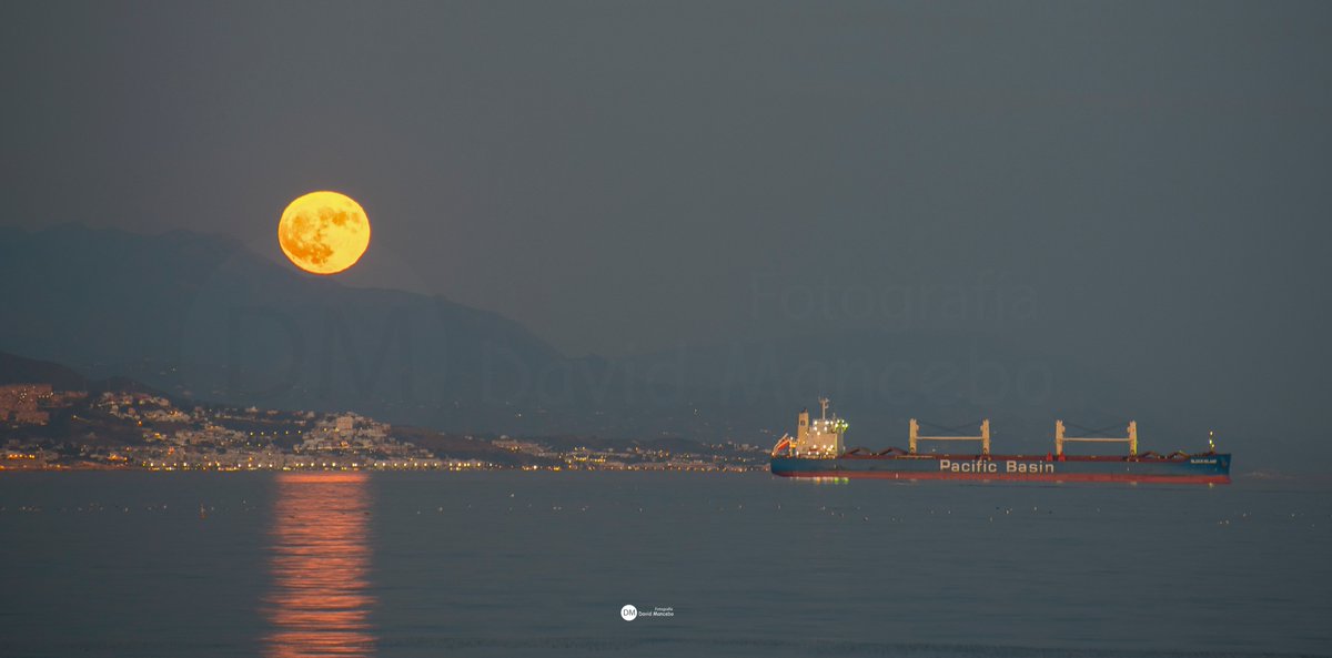 objtormentas's tweet photo. "Pacific Moon" así salía la famosa #LunaAzul hoy desde #Málaga https://t.co/9sw22VX2LG