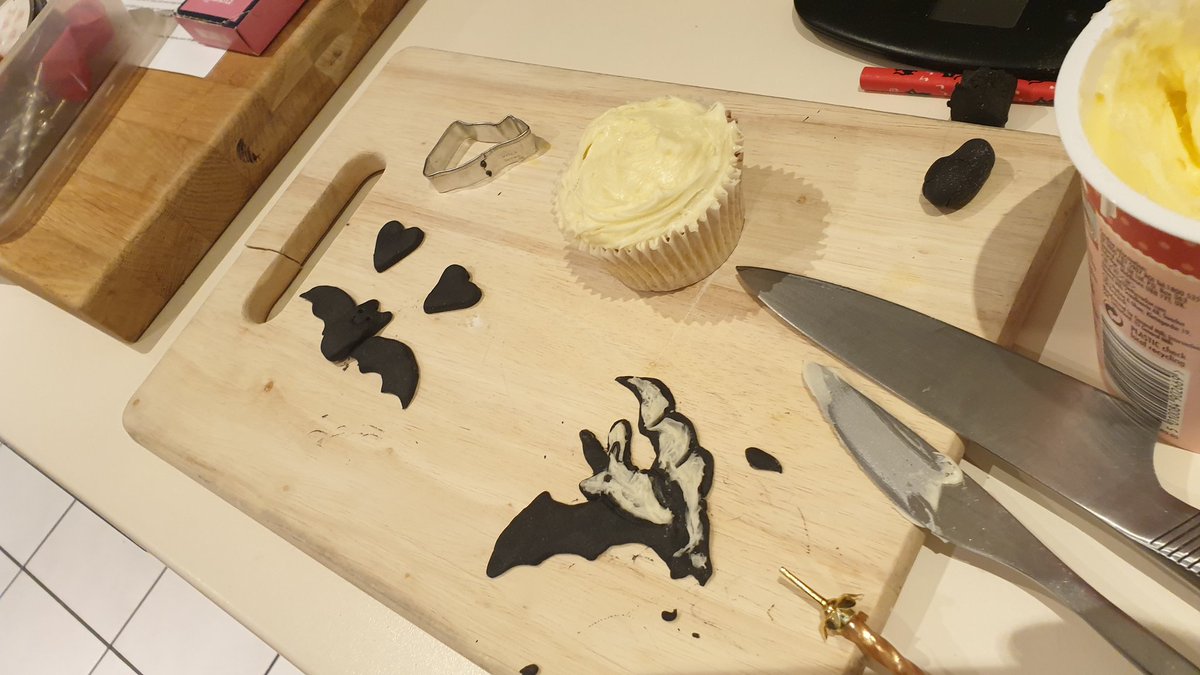 EmmaIllustrate's tweet photo. Some more pics for #BatBake #BatWeek 😊🦇❤

@_BCT_ https://t.co/8kcEFiAiQD