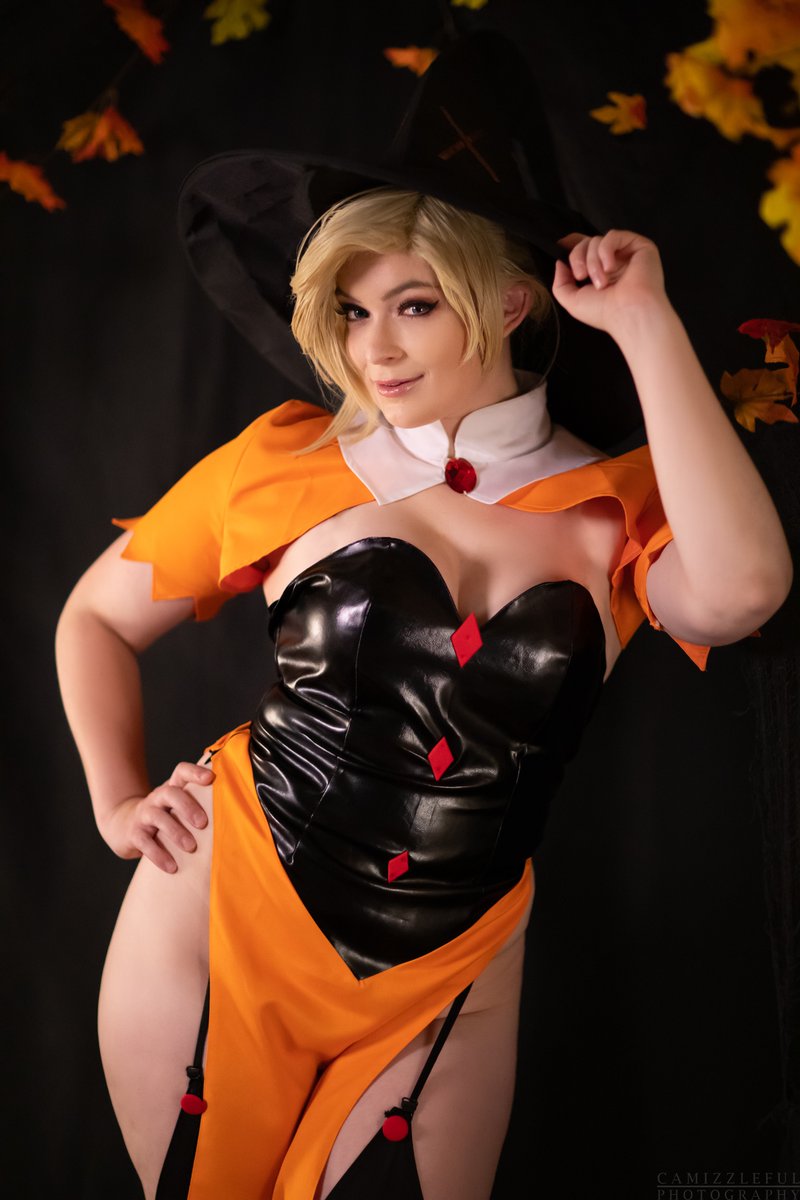 AnnaLynnCos's tweet photo. Happy Halloween!!!! Hope you're having a fun and pandemic friendly day 🎃🎃 posted my Witch Mercy on my FB to celebrate!! https://t.co/zCZqE6XX6D

📸 @CamizzlePhotog #cosplay #Overwatch https://t.co/pRGLnNqsOX