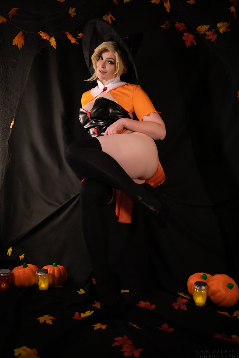 AnnaLynnCos's tweet photo. Happy Halloween!!!! Hope you're having a fun and pandemic friendly day 🎃🎃 posted my Witch Mercy on my FB to celebrate!! https://t.co/zCZqE6XX6D

📸 @CamizzlePhotog #cosplay #Overwatch https://t.co/pRGLnNqsOX