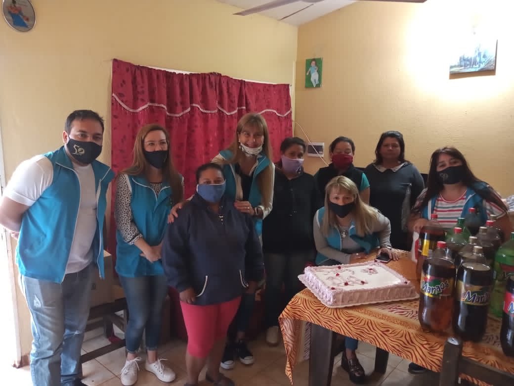 CristinaFretes4's tweet photo. Ayer delegadas del Neni 2017 junto a miembros de C.D. hicieron entrega de una torta y gaseosas para agasajar a las Madres. Orgullo por este equipo de buenas personas, que ante ponen la necesidad del prójimo a la propia. UDPM AD❤️MIS siempre cerca💪🏼@grillo141 @cjdechat https://t.co/K6tfbi1JUG