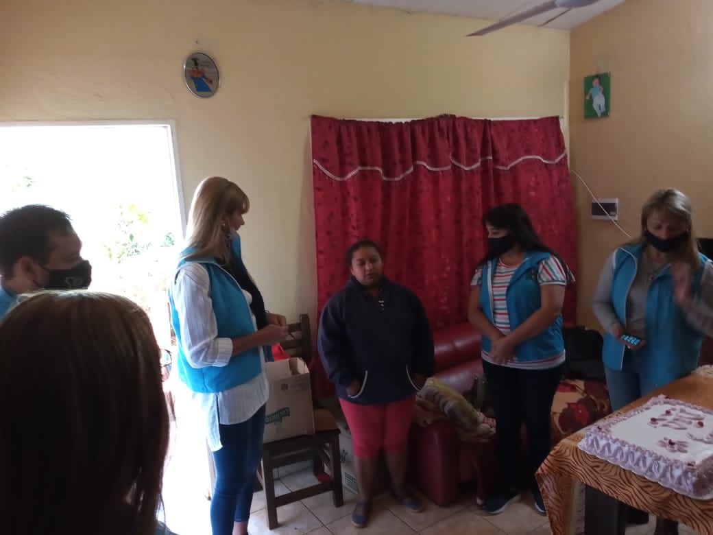 CristinaFretes4's tweet photo. Ayer delegadas del Neni 2017 junto a miembros de C.D. hicieron entrega de una torta y gaseosas para agasajar a las Madres. Orgullo por este equipo de buenas personas, que ante ponen la necesidad del prójimo a la propia. UDPM AD❤️MIS siempre cerca💪🏼@grillo141 @cjdechat https://t.co/K6tfbi1JUG