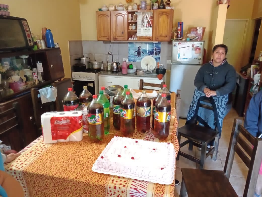 CristinaFretes4's tweet photo. Ayer delegadas del Neni 2017 junto a miembros de C.D. hicieron entrega de una torta y gaseosas para agasajar a las Madres. Orgullo por este equipo de buenas personas, que ante ponen la necesidad del prójimo a la propia. UDPM AD❤️MIS siempre cerca💪🏼@grillo141 @cjdechat https://t.co/K6tfbi1JUG