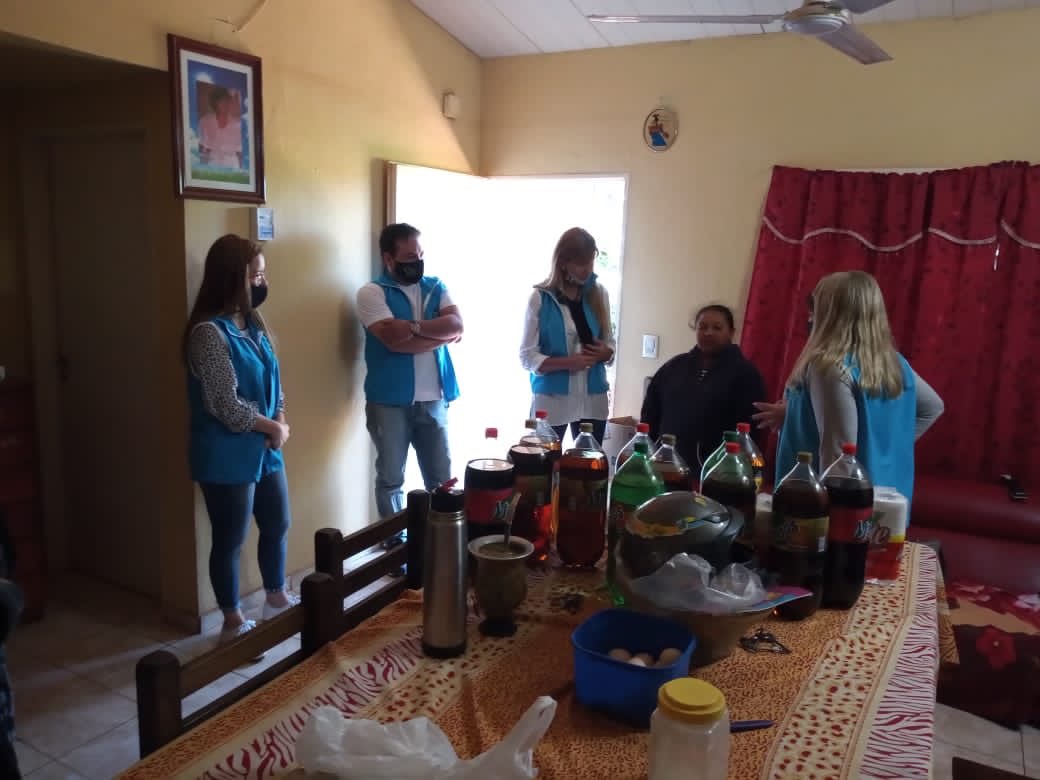 Ayer delegadas del Neni 2017 junto a miembros de C.D. hicieron entrega de una torta y gaseosas para agasajar a las Madres. Orgullo por este equipo de buenas personas, que ante ponen la necesidad del prójimo a la propia. UDPM AD❤️MIS siempre cerca💪🏼<a href="/grillo141/">Ruben Dario</a> <a href="/cjdechat/">Christian Dechat</a>