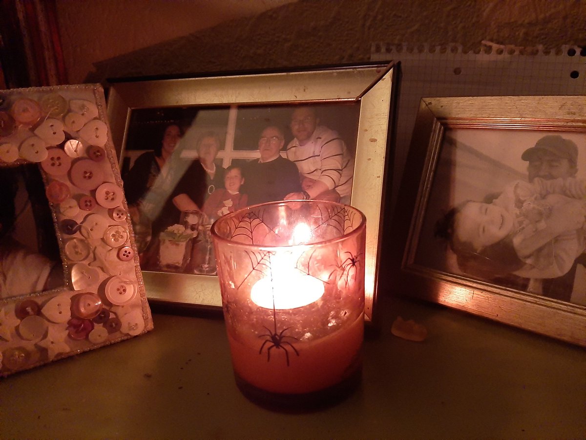 noonan_malcolm's tweet photo. Holding it together apart #alightatdusk
From our home to yours; thinking of loved ones no longer with us and those lost to #covid19
@DeptHousingIRL @greenparty_ie @ALONE_IRELAND @DubCityCouncil @Carlow_Co_Co @KilkennyNotices https://t.co/ZE9YDli0wz