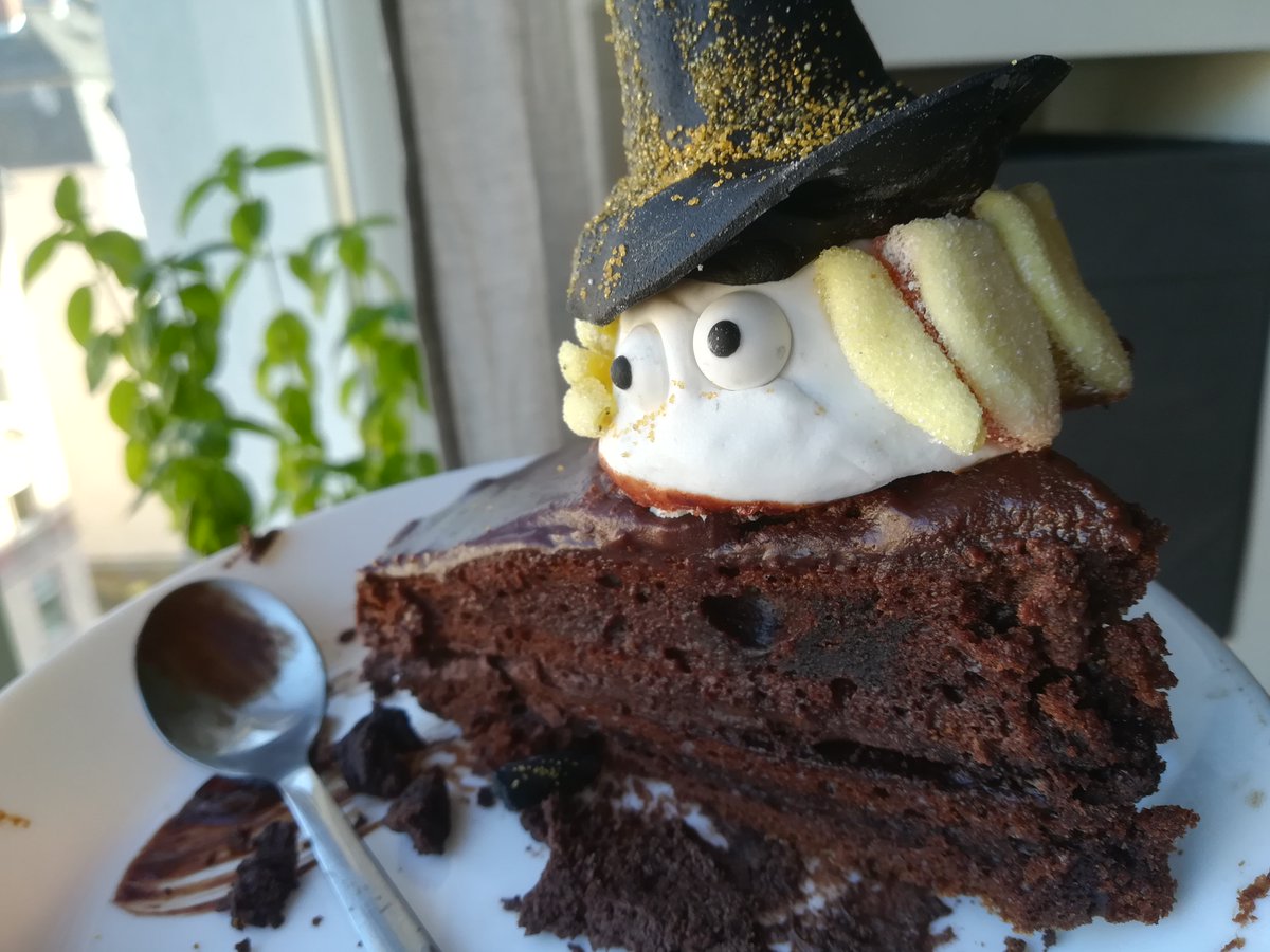 MFSresearch's tweet photo. Hey @motherland, how about a #Samhain bonfire? Chocolate glaze on chocolate cake. Witches are made of ice cream cones covered in fondant. Campfire of gummies and chocolate. #motherlandfortsalem #fortsalem #MFSRI https://t.co/JFe9rLNQ2B