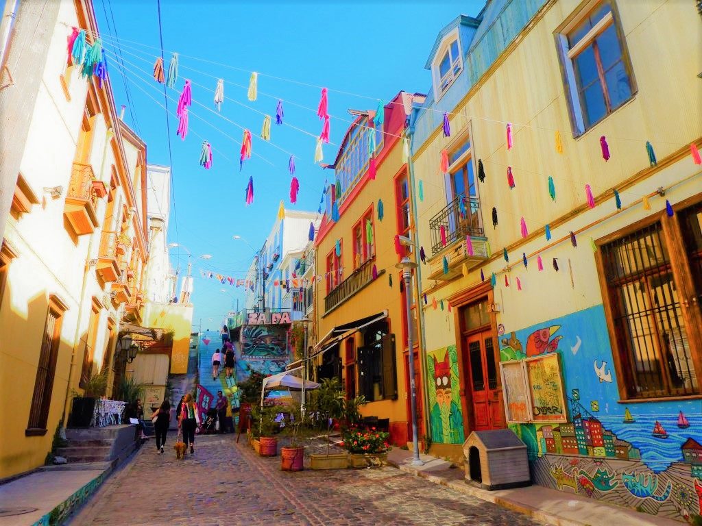 Court8518's tweet photo. In Santiago, the building are painted beautifully and they are all unique and colorful! I will definitely be doing a bike or walking tour around these buildings! #Travel #Artsy #Beauty #Santiago https://t.co/o9rrdcJ5vf