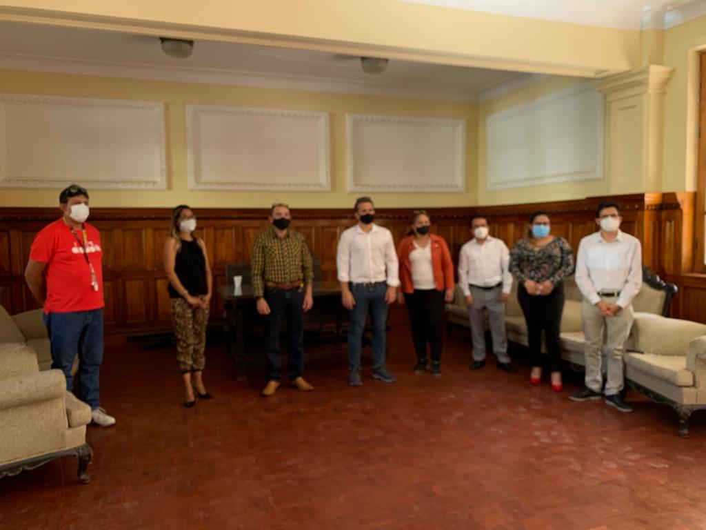 Diplomaciavepe's tweet photo. Embajador @carlosscull  se reunió con organizaciones que brindan apoyo a los #venezolanosenIca entre las que se encontraban: JCI Ica, #Rotarac #ONGTerranova Iqueños Solidarios, Ica Sostenible y Venezolanos en Ica, a quienes expresó agradecimiento por el trabajo desarrollado. https://t.co/nIbAu4to2o