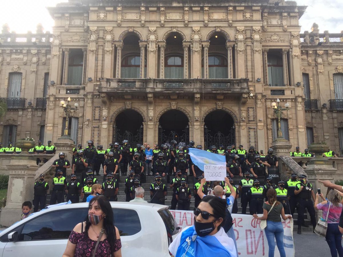 LaGacetaTucuman's tweet photo. El anuncio de la marcha contra Manzur obligó a un importante despliegue policial https://t.co/XNYm7NNjCs https://t.co/7U5lyot5Ai