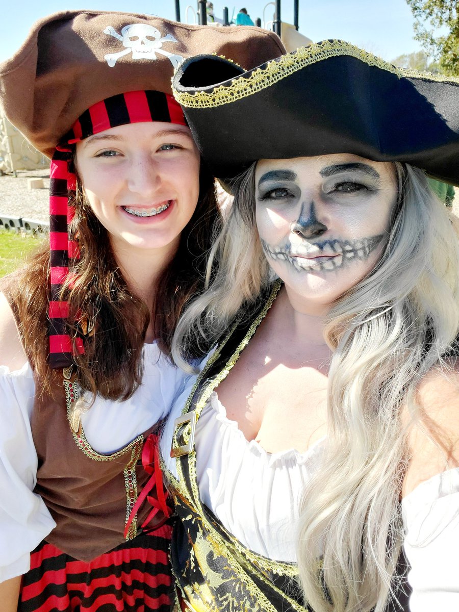 Amanda59370248's tweet photo. Happy Halloween! #pirate #creepyclown #Halloween #spookyseason https://t.co/NkijqtNclw