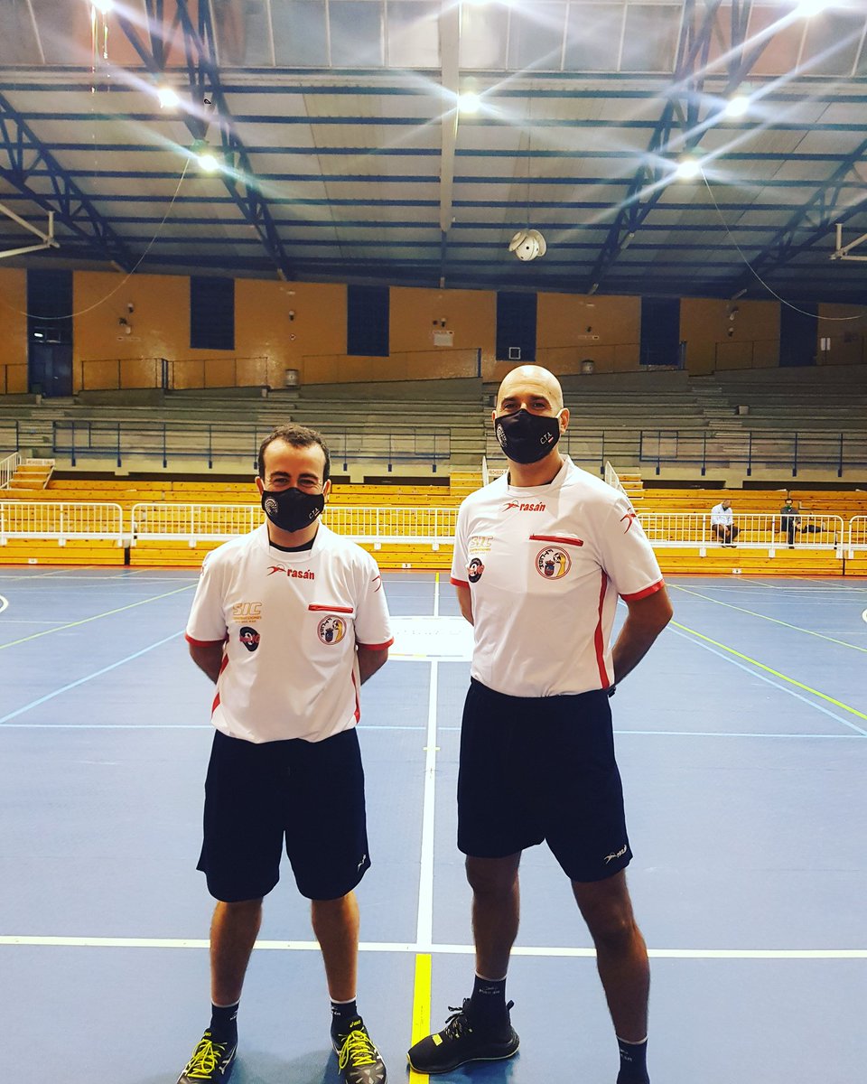 ctacantabria's tweet photo. Hoy vuelve la liga de 2 División Masculina y poco a poco nuestros árbitros territoriales van volviendo a las pistas. 
⠀
🏆Segunda División Masculina 
🤾‍♂️ @hbcamargo74 🆚️ @bmsanandres 
♟ @gonzaloperla y #manuel
⠀
#balonmano #arbitro #CtaBmCantabria #territorial #fcbm https://t.co/CF4w2aQD1J