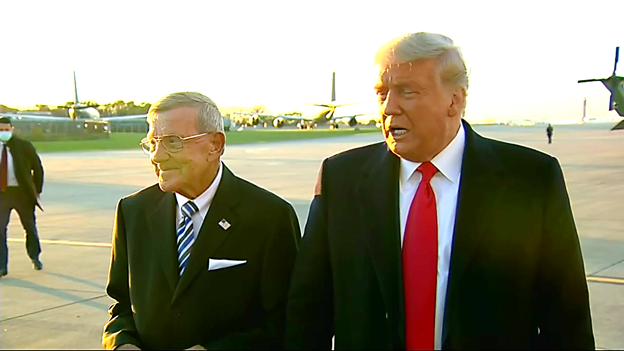 markknoller's tweet photo. Pres met on arrival in Butler PA by legendary college football coach Lou Holtz, who Trump announced will be receiving the Presidential Medal of Freedom, the highest civilian honor he can bestow. They boarded Marine One for flight to venue for Trump’s 3rd PA rally of the day. https://t.co/q2JxsOLXXH