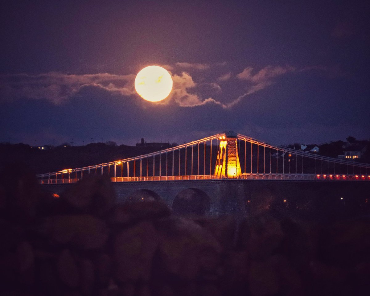 Hunter's full moon for Halloween 🎃 #menaibridge #fullmoon #Halloween <a href="/Ruth_ITV/">Ruth_TV</a> <a href="/AngleseyScMedia/">Anglesey socialmedia</a> <a href="/visitwales/">Visit Wales 🏴󠁧󠁢󠁷󠁬󠁳󠁿</a> <a href="/S4Ctywydd/">S4C Tywydd</a>