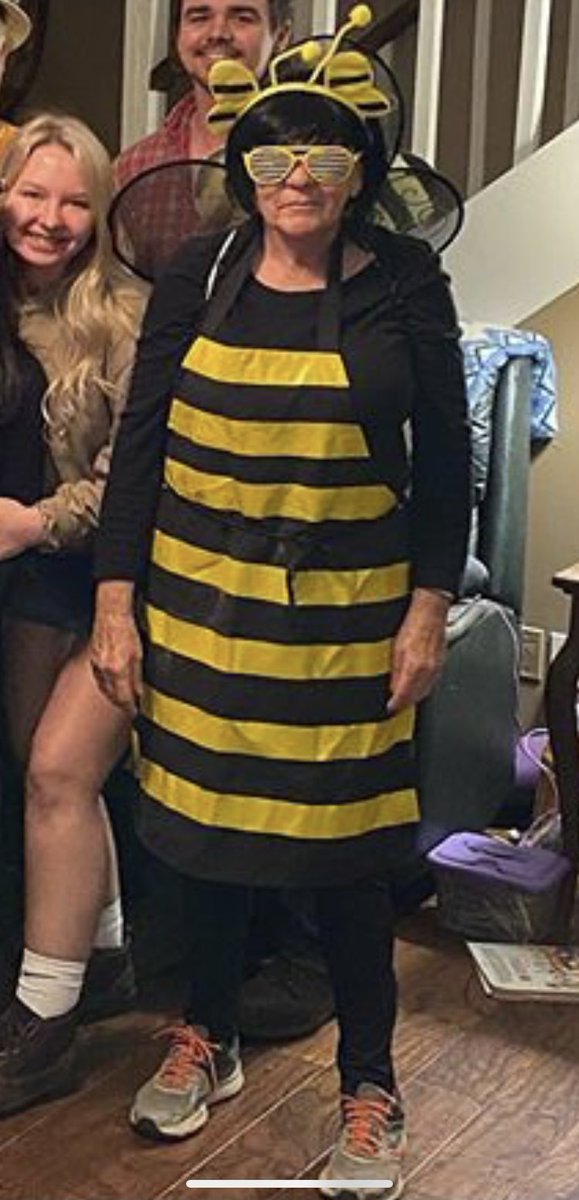 BorenSloan's tweet photo. open for a halloween surprise 🐝 https://t.co/Qlfqs97Iev
