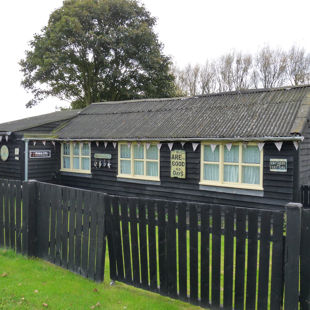 HuttersUK's tweet photo. Hut at Humberston Fitties in Lincolnshire #huts #cabins #sheds #chalets #hut #cabin #hutting #hutters https://t.co/82rnX2i6pl