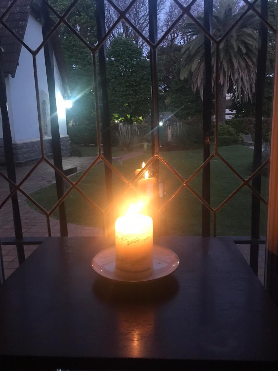 IrlEmbArgentina's tweet photo. Hoy en la noche de #Halloween los invitamos a sumarse a la iniciativa #alightatdusk y encender una vela en memoria de quienes han perdido la vida este año.
Las 🕯 de los miembros de la Embajada se encenderán desde 🇦🇷@_togetherapart_ @dfatirl @DubCityCouncil @AmbJackieOH https://t.co/yuG3gCUE0z