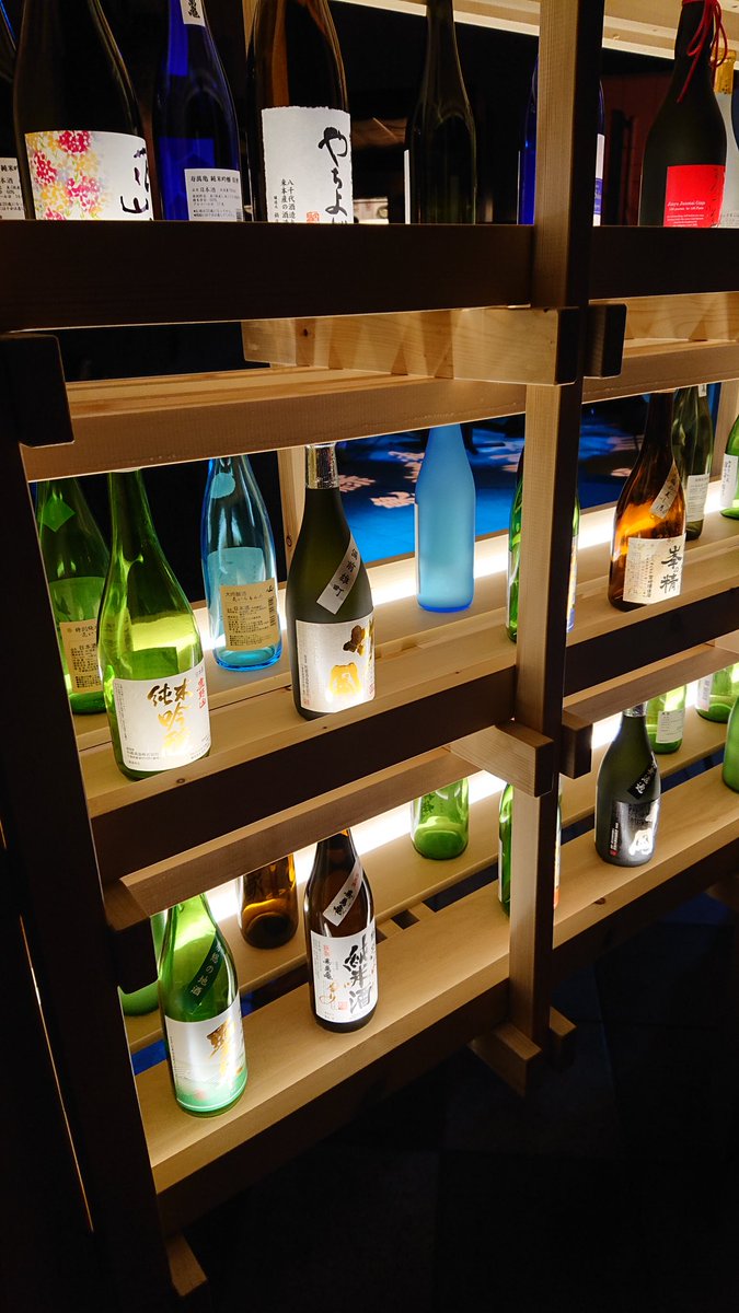 fukukasen's tweet photo. 昨夜オープンの「日本酒プレミアムラウンジ一献風月」ペリエ千葉のえきうえひろばです。
昨夜はオープン日とブルームーンで予約は一杯でした。
大吟醸5種が飲めるプレミアムコースがお勧め👌
#chibasake
#ブルームーン
#千葉の地酒
#日本酒 #飲み比べ
#ペリエ千葉 https://t.co/PabTfDnPYv