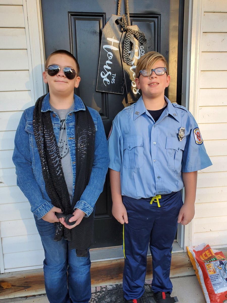 teamruebling321's tweet photo. When your child's favorite band is @FOZZYROCK @IAmJericho https://t.co/n97nxXlXVf
