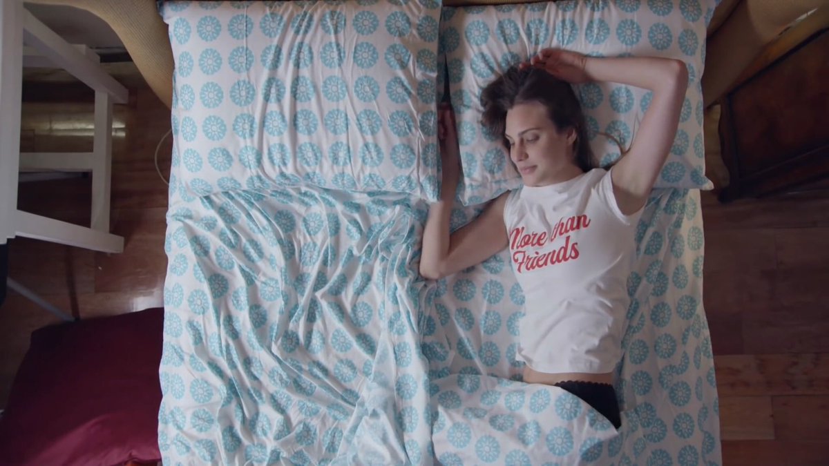 It’s all about the yearning - both gaze at the other when the other one isn’t looking... Val doesn’t take her eyes off Juls when she gets up and then a flashback shows Juls watching Val sleep Small details like this makes their story so special! #JuliantinaFriday