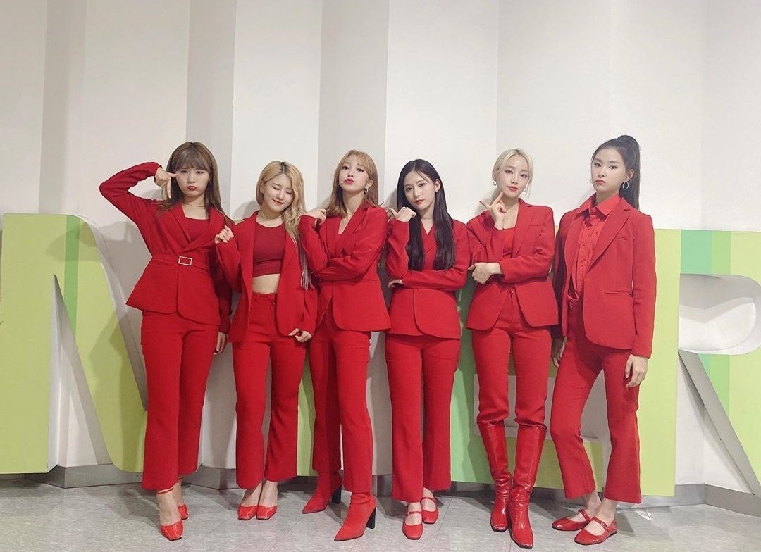 WITCH9S's tweet photo. Today is the day of #WeCanFlyCLRTY („• ֊ •„). Sí nos preguntan nosotras somos las brujitas más felices por telonear [en un ratito más] a estos chiquitos. Today's concept is red cute witches!así que esperamos gustarles porque nos bañamos exclusivamente para ustedes. https://t.co/63HKgHbUaM