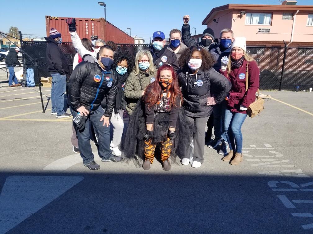 MikeDonatelli1's tweet photo. Food distribution for displaced airline workers today sponsored by Chicago Federation of Labor Aviation Subcommittee ⁦@CFL⁩ , Delta &amp; United crews ⁦@WeAreALPA⁩, Southwest &amp; AA crews helped over 1600 families today. https://t.co/kfhwGiRQxt
