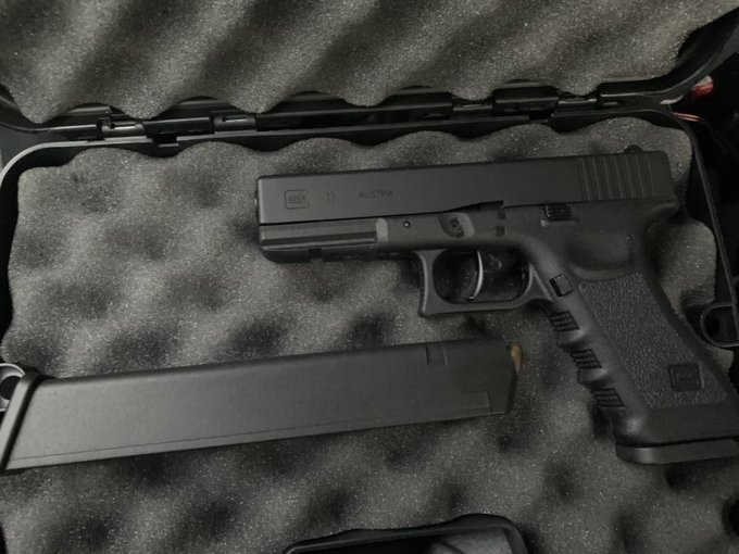 Extended magazine holds 31 in that bitch https://t.co/2noreCafvM