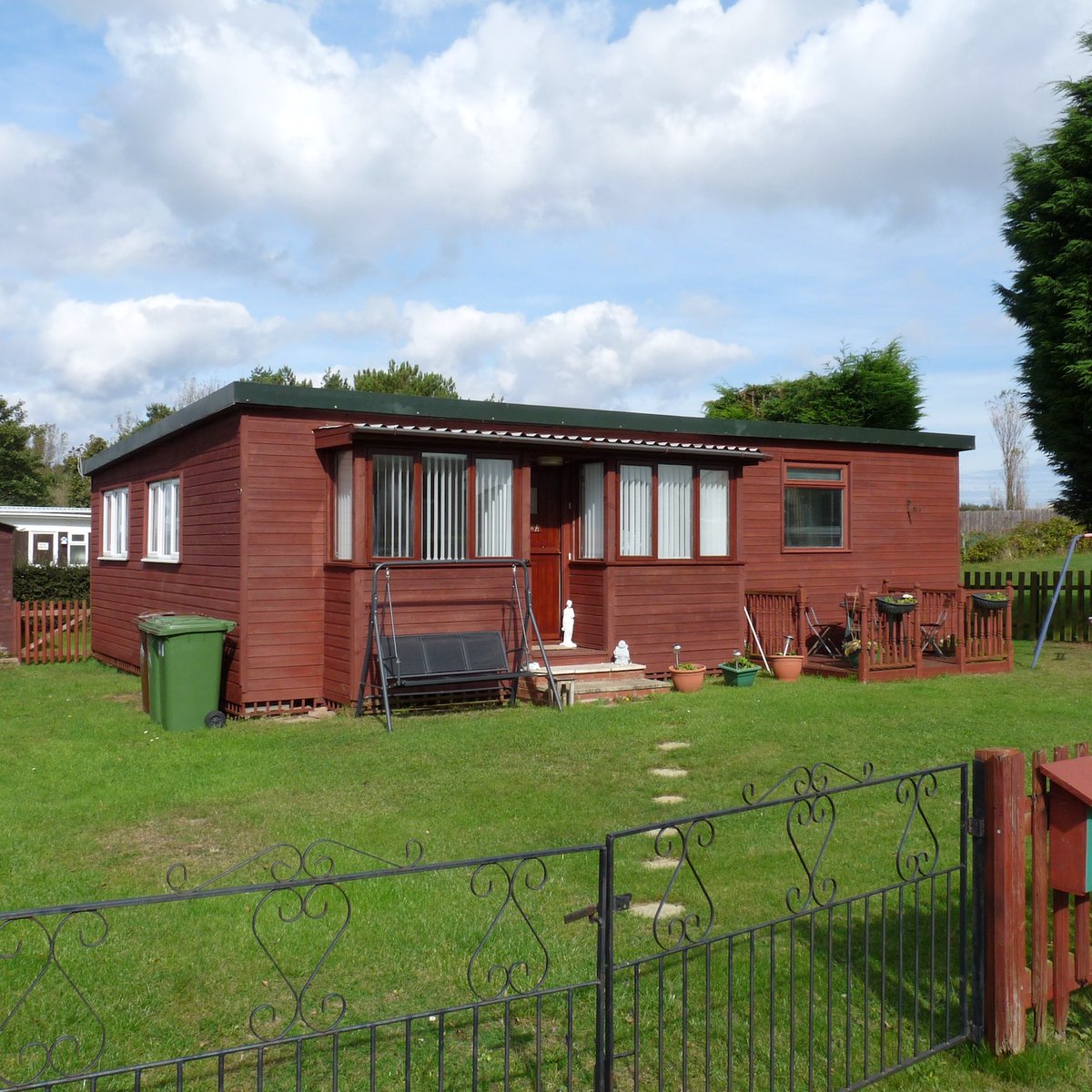 HuttersUK's tweet photo. Hut at Humberston Fitties in Lincolnshire #huts #cabins #sheds #chalets #hut #cabin #hutting #hutters https://t.co/qn3RcGGeyC