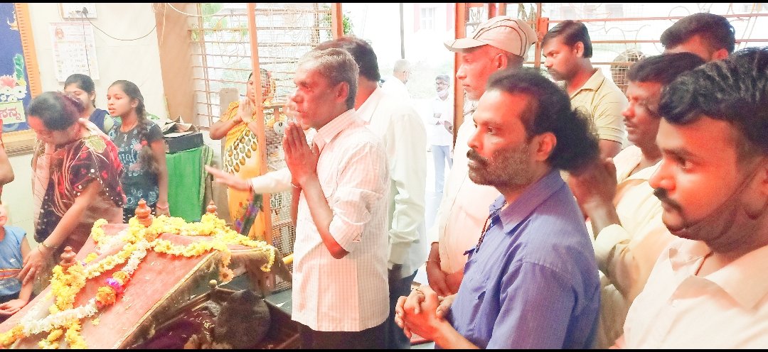 ಗದಗ ಬೆಟಗೇರಿ—ದಿ 31/10/2020ರ ಶನಿವಾರ ಸಂಜೆ 5—30ಕ್ಕೆ ಶ್ರೀಗದ್ವಾಲ್ ಜಮಲಮ್ಮ ದೇವಿ ದೇವಸ್ಥಾನದಲ್ಲಿ ಪಲ್ಲಕ್ಕಿ ಉತ್ಸವ ಕಾರ್ಯಕ್ರಮ ಜರುಗಿತು
——————————————
        ಕೃಷ್ಣಾ ಎಚ್ ಹಡಪದ
             ಟ್ರಸ್ಟ ಅಧ್ಶಕ್ಷರು
ಗದಗ ಬೆಟಗೇರಿ ಸವಿತಾ ಸಮಾಜ ಶ್ರೀಗದ್ವಾಲ್ ಜಮಲಮ್ಮದೇವಿ ದೇವಸ್ಥಾನ ಟ್ರಸ್ಚ ಕಮಿಟಿ 9845650612