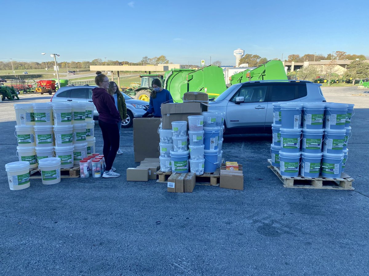 stephj914's tweet photo. Thank you to these 3 girls for working hard from 8:30 this morning until after 12:00 loading buckets of detergent! @LRHSWildcats #workoutfortheday https://t.co/DymYYpjAS2