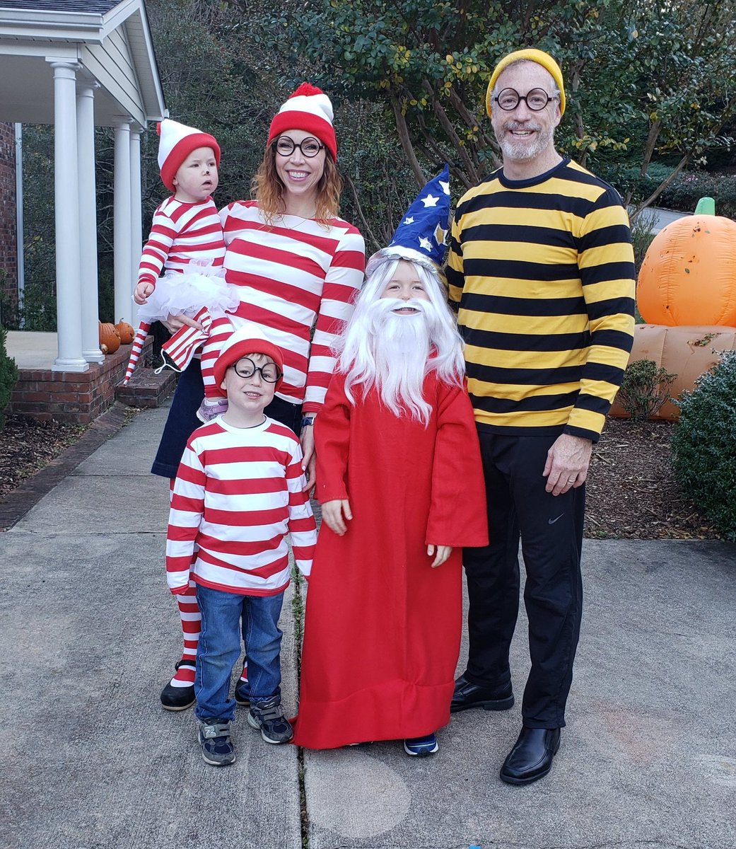 IrishEagle's tweet photo. Happy Halloween! 🎃🎃 🎃 #waldo #odlaw #wizardwhitebeard #wenda #woof https://t.co/Eo2ooRBYVu